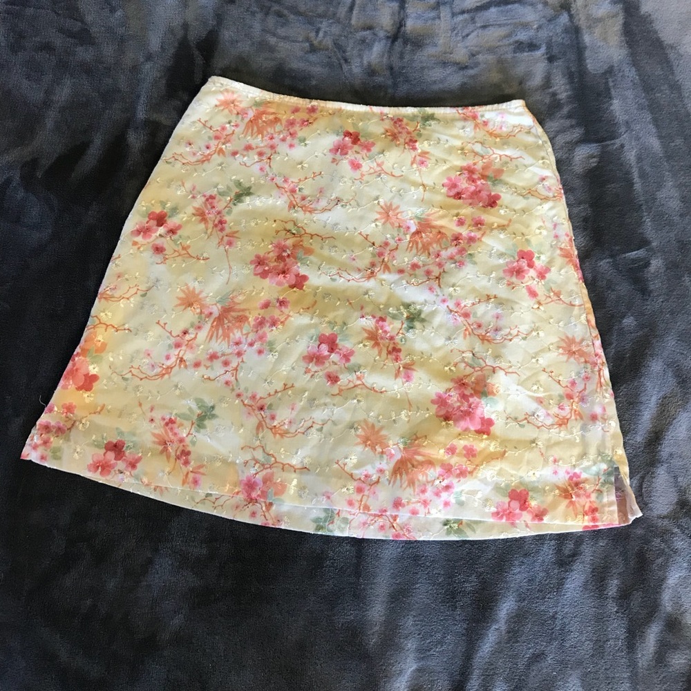 Cute floral skirt! Nice stitching!